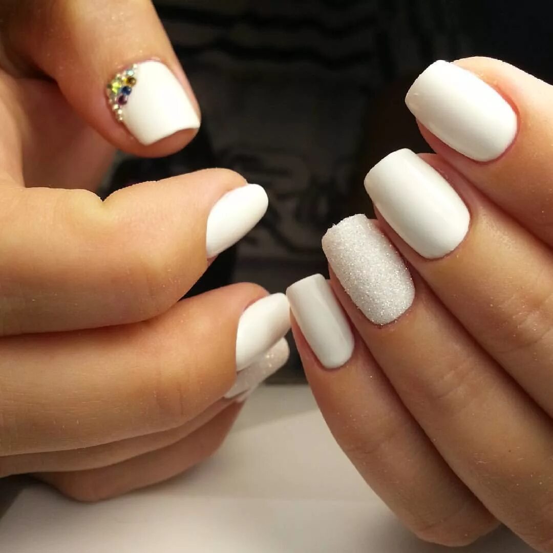 Белый вязаный маникюр. Дизайн ногтей белый. Ногти белого цвета недостаток. Ногти белые круглые. Белые ногти значение.
