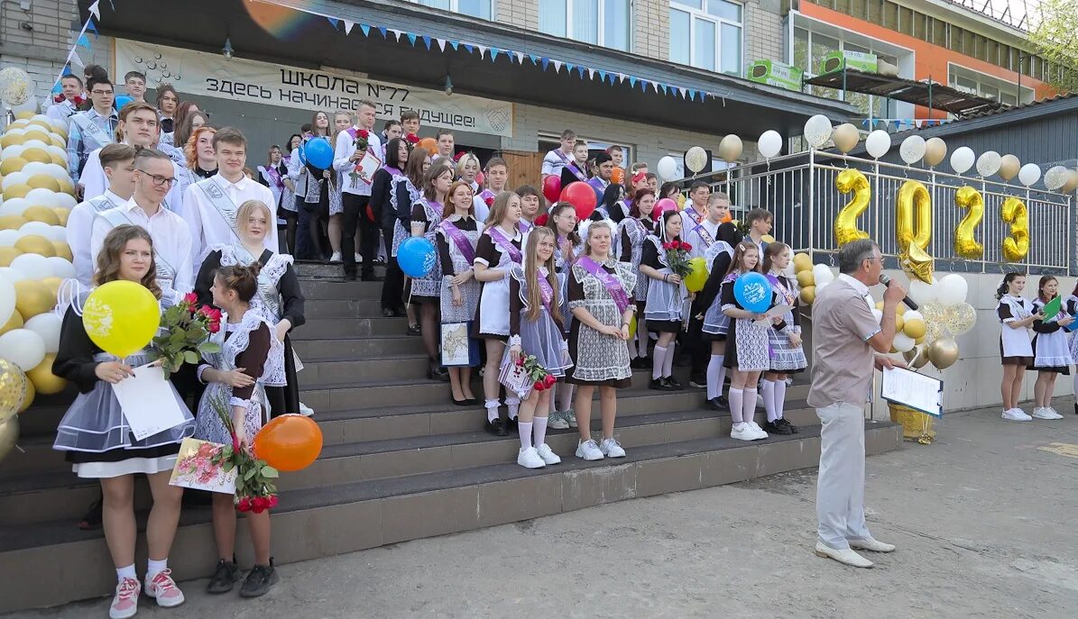 Выпускники школы. Последний звонок девочки. Выпускной в школе. Выпускной в начальной школе.