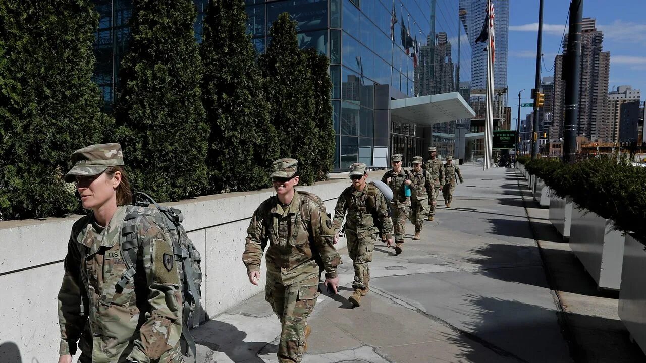 Новости нато вводят войска. Армия США В городе. Военный город в США. Военная часть США. Солдат армии США В Нью-Йорке.