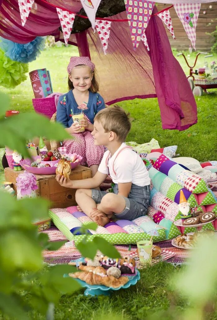 Пикник на дне рождения. День рождения в стиле пикник на природе для ребенка. Детский день рождения на природе в стиле пикника. Декор в стиле пикник детский. Тематические фотосессии для детей.