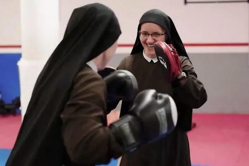Глухонемой парень в монастыре. Наказание монахинь в монастыре. Монахини Ватикана. Бокс для монахини.