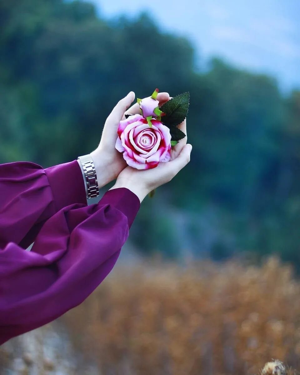 Цветок на руку.. Цветы в руках у девушки. Фотосессия в цветах. Женская рука с цветком.