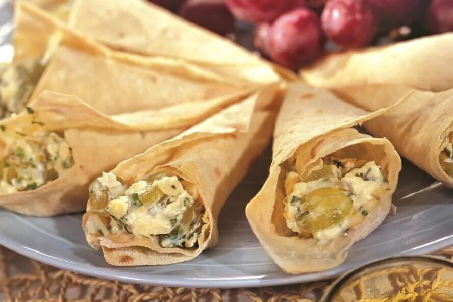 Кулечки из лаваша. Конвертики из тортильи с начинкой. Мексиканская кухня кесадилья. Спанакопита. Конвертики из тортильи с начинкой.