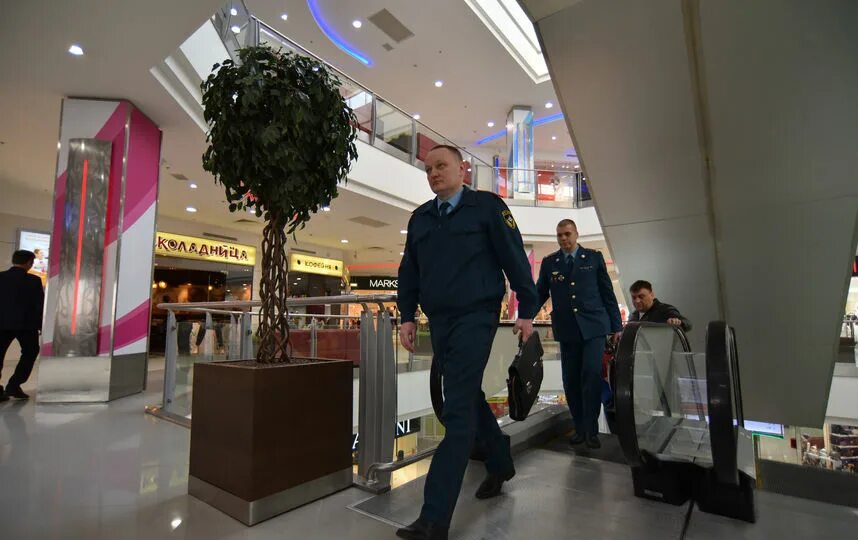 Полицейские в тц. Масочный режим в тц. Проверка в магазине. Ковид масочный режим москва. Нарушители масочного режима в тц.