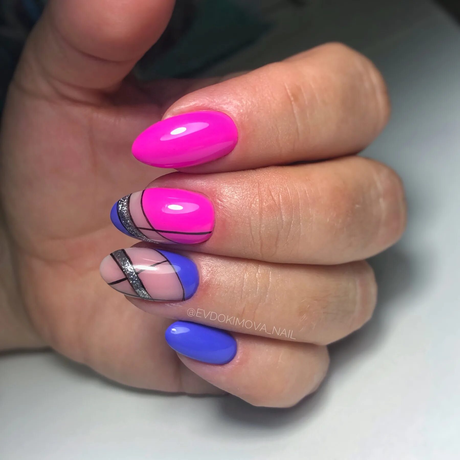 Френч твист 2020. Разноцветный маникюр. Разноцветный френч. Маникюр френч цветной. Маникюр яркий френч.