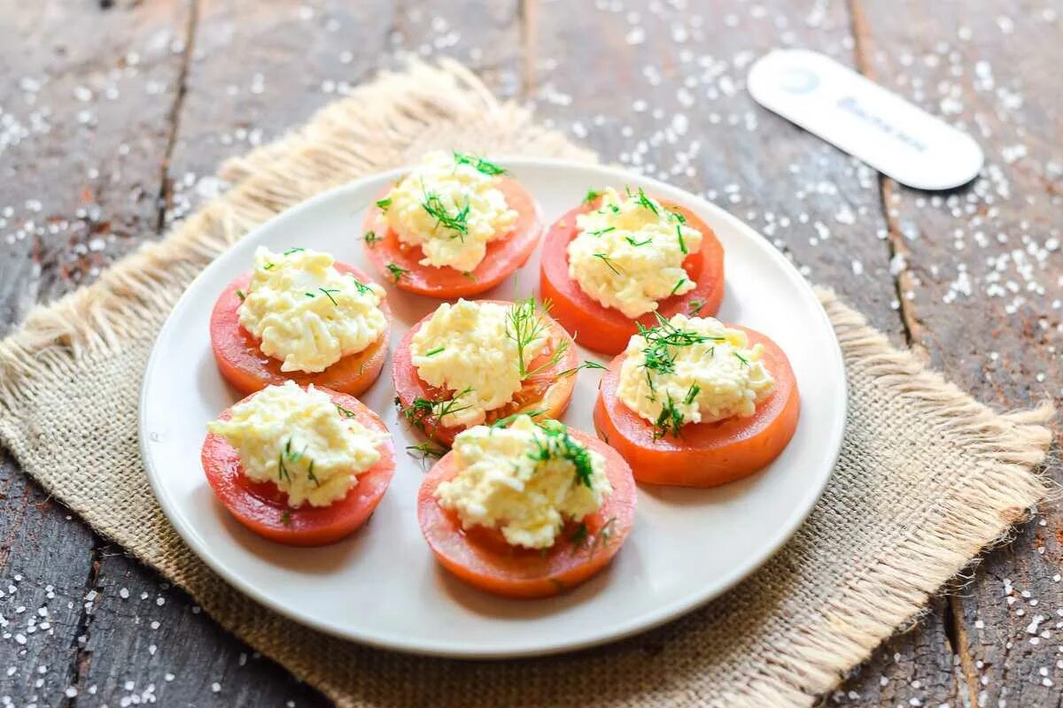 Как приготовить помидоры с сыром и чесноком. Помидоры с сыром и чесноком. закуска помидоры с сыром и чесноком. помидоры с сыром и чесноком и майонезом. помидорки с сыром и чесноком.