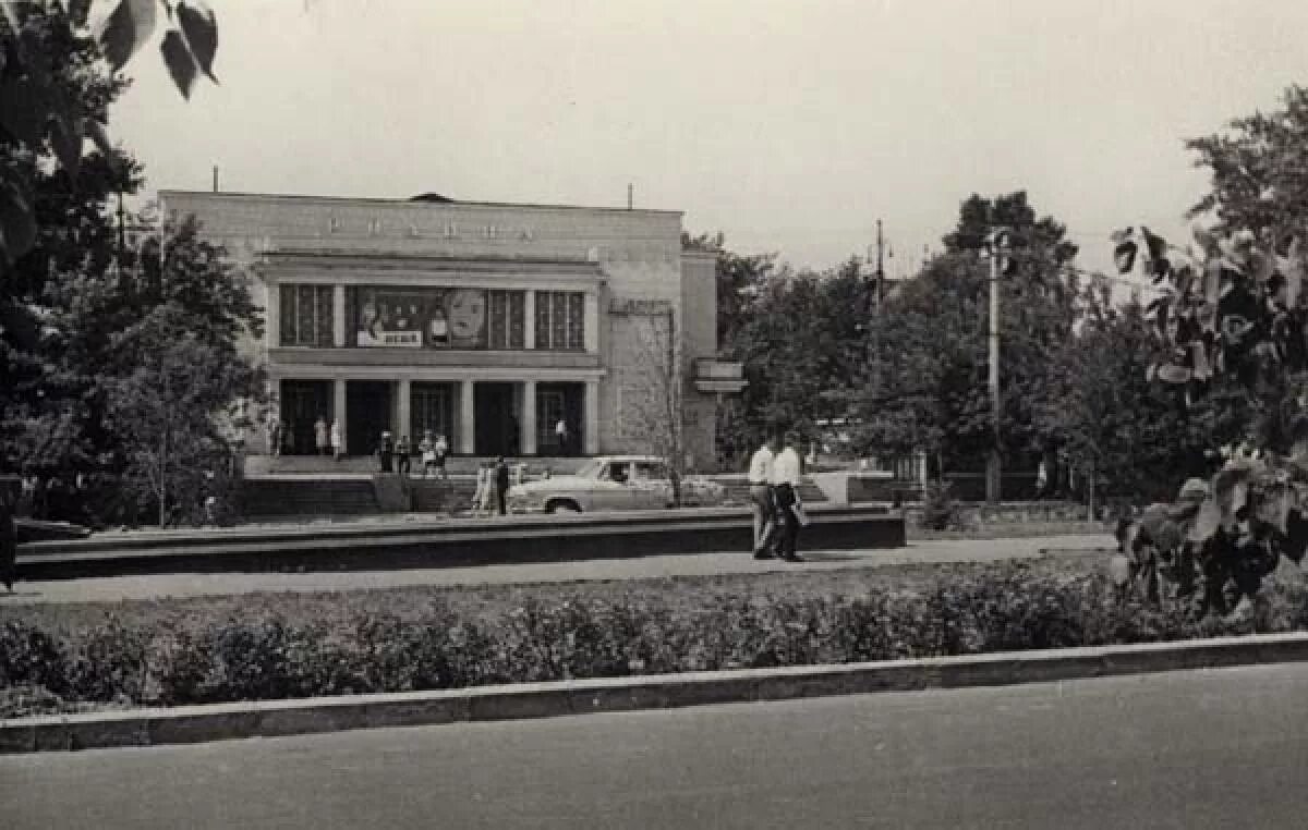 Кинотеатр Родина Барнаул. Кинотеатр Родина Барнаул 1941. Кинотеатр Родина Барнаул история. Барнаул здание кинотеатра Родина. Кинотеатры барнаула работают