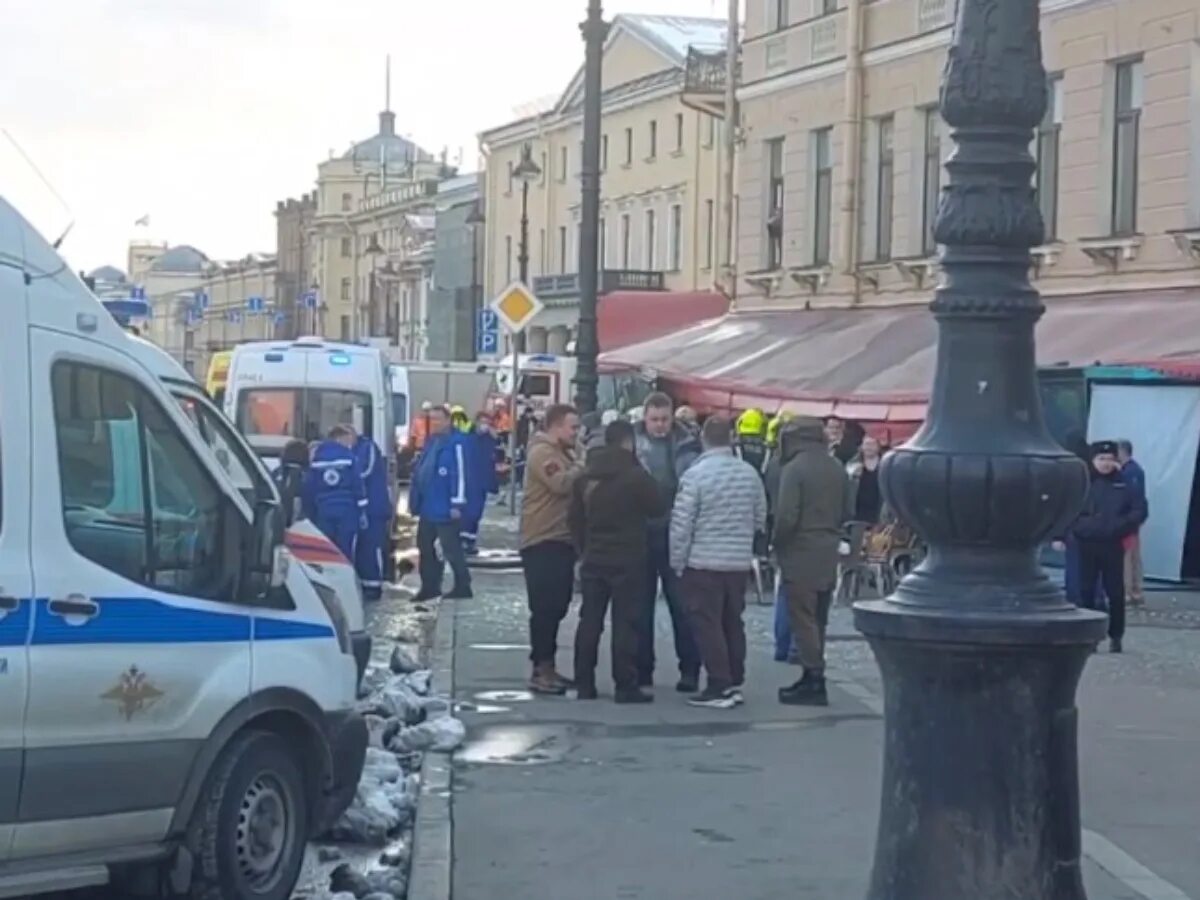 Взрыв в кафе в Санкт-Петербурге. Санкт-Петербург люди. Взрыв в питерском кафе. Теракт в центре Петербурга.