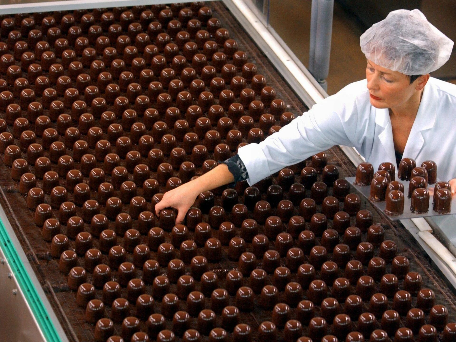 Какие есть кондитерские фабрики. Новосибирская шоколадная фабрика конвейер. Конвейер по производству конфет. Фабрика шоколада. Фабрика конфет.