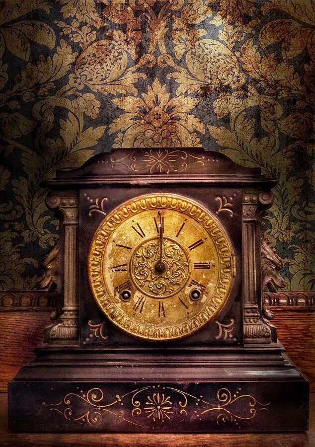 старинные часы на стене. сказки старинных часов. сказочные часы. старинные волшебные часы. сказки старинных часов.