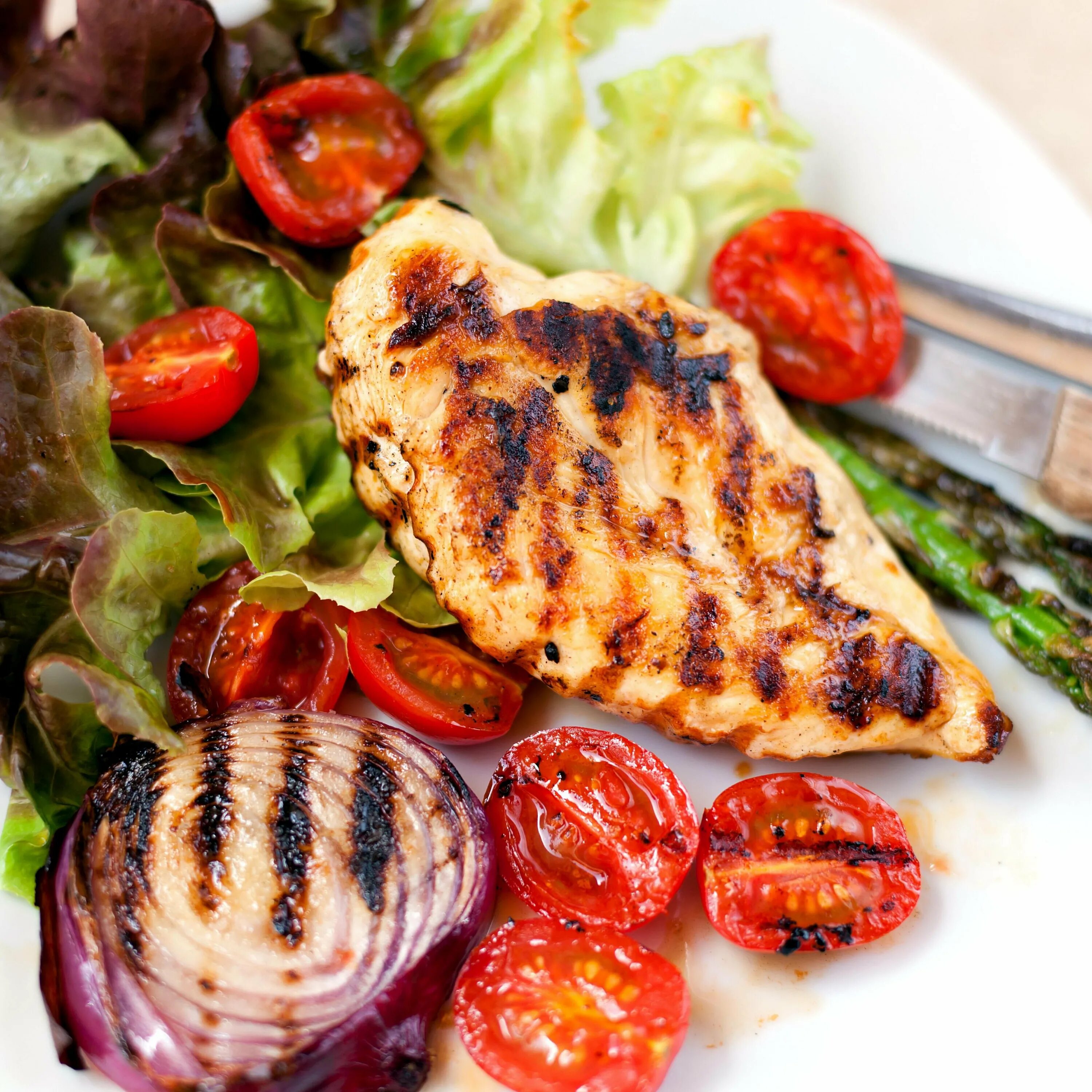 Жарка грудки. Приготовление филе грудки на сковородке. Грудка на ночь можно. Куриная грудка с овощами гриль. Куриное филе отварное на белом фоне.