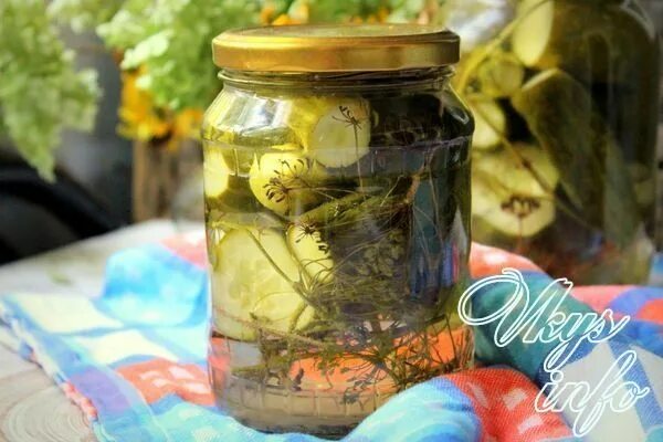 Огурцы на зиму с яблочным уксусом. Огурцы с уксусом. Трехлитровые банки с огурцами. Огурцы на зиму. Маринованные огурцы с яблочным уксусом.