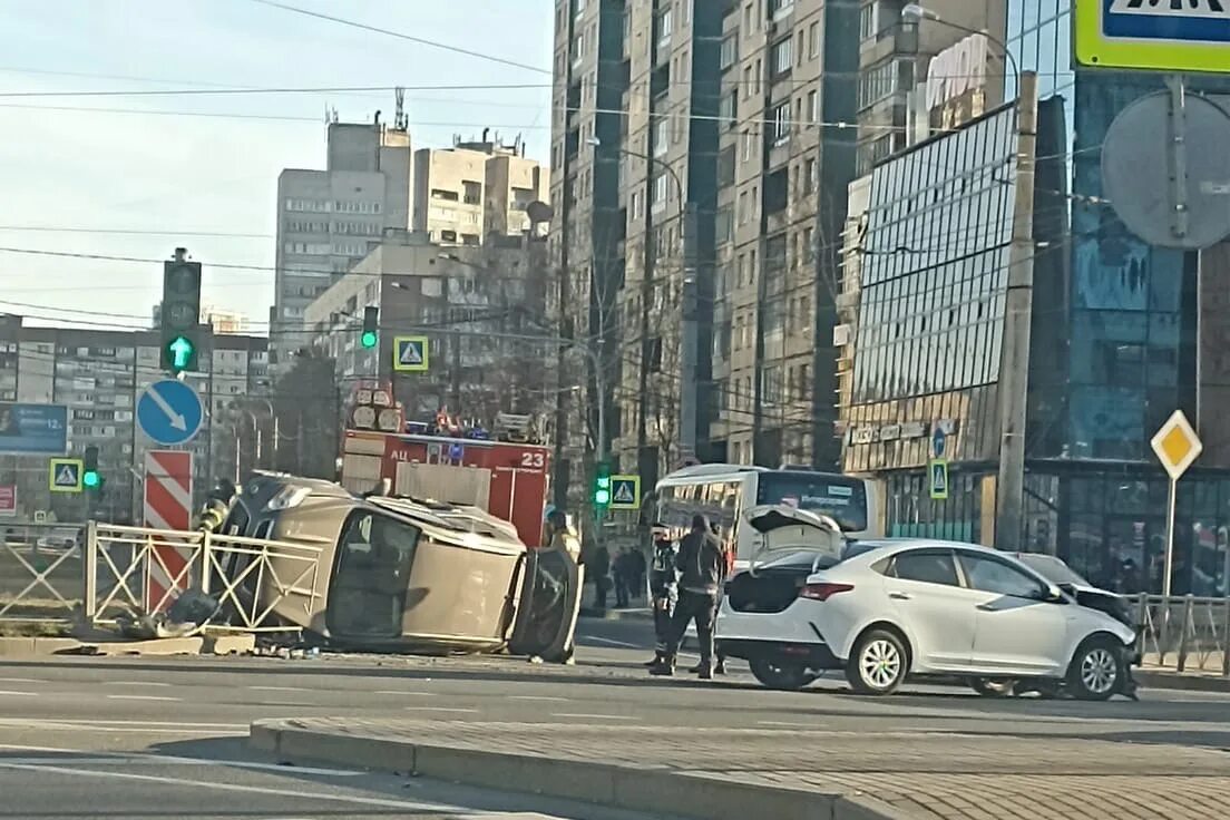 Что случилось на комендантском. Авария на Комендантском проспекте. ДТП на Комендантской площади. ДТП на Комендантской площади сегодня. ДТП на Комендантском проспекте сегодня.