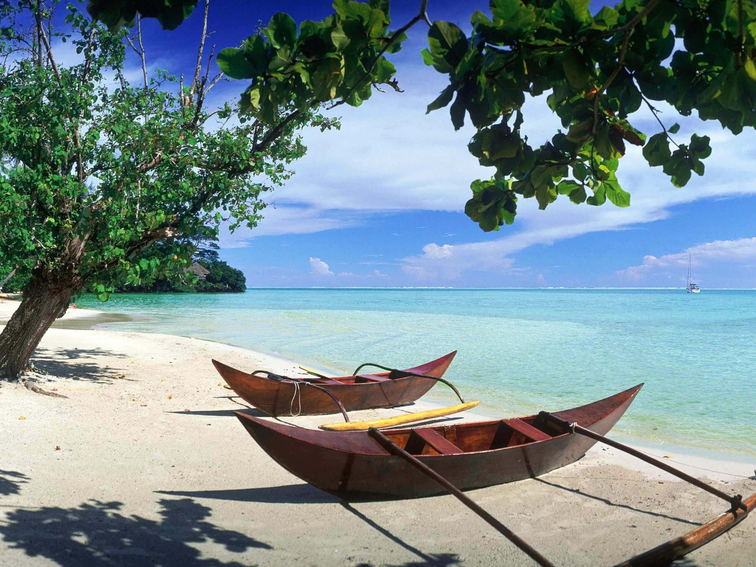 Каноэ Тайланд. Бали (остров в малайском архипелаге). Лодка на берегу. Лодка в море. Boat island