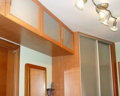 Встроенный шкаф под потолком