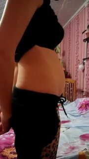 У девушки надувается живот