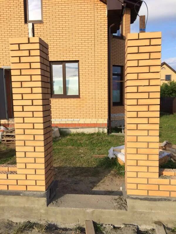 Столбы из кирпича. Кирпичная колонна 510х510 фундамент. Столбы из облицовочного кирпича. Кладка столбов 2х2 кирпича облицовочный. Колонна из кирпича 250х250.