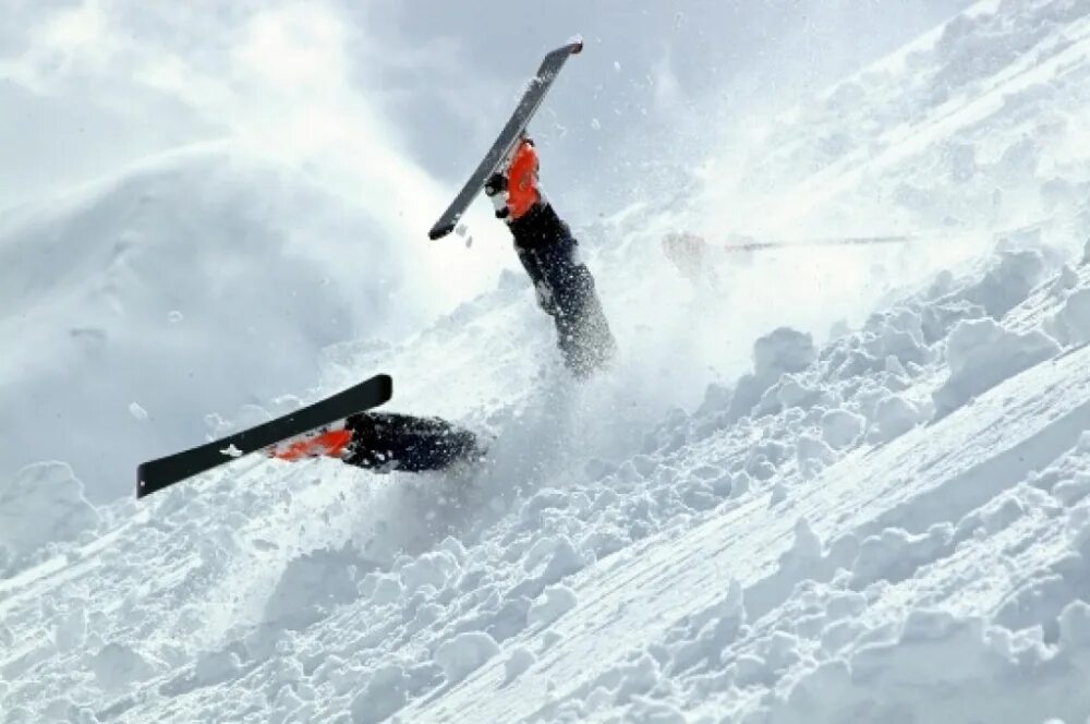 Лыжник в сугробе. Лыжник в снегу. Лыжи в сугробе. Падение на горных лыжах. Did he ski