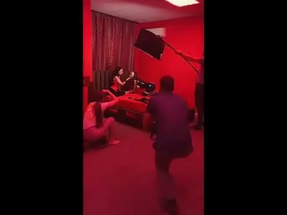 Красная комната видео. Красные комнаты даркнета что это. Красные комнаты даркнета что это. Red room" красная комната  (1999) ужасы ". Красная комната видео.