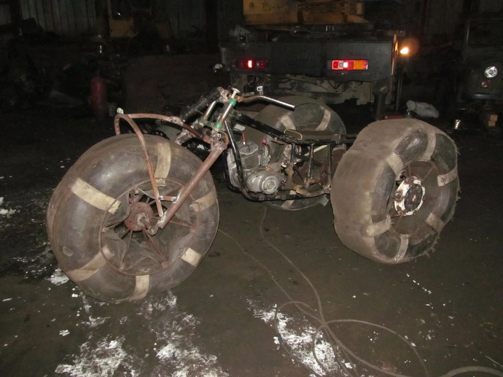 Каракат базе мотоцикла урал болотоход. Вездеход переломка с двигателем ваз 2108. Мотороллер муравей каракат. Трёхколёсный вездеход на ободрышах. Постройка караката.