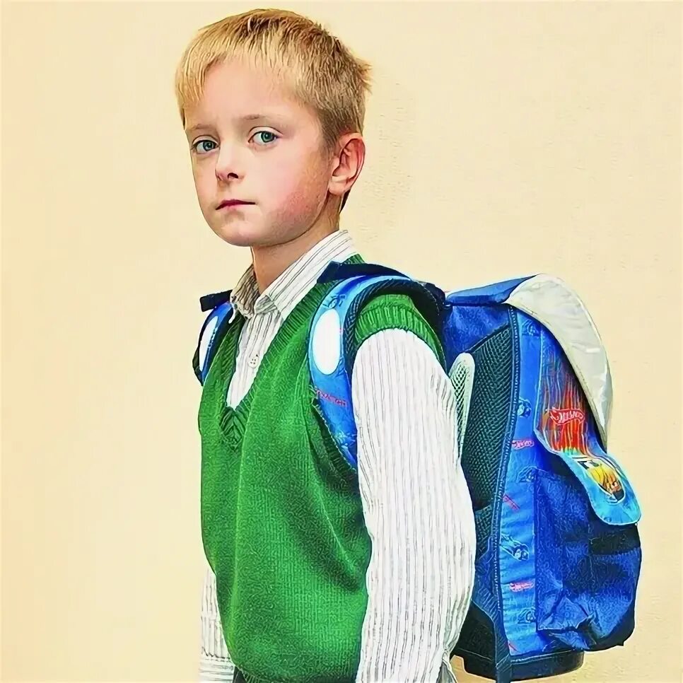 Большой мальчик правильно. Портфель первоклассника. Школьник с рюкзаком. Рюкзак для первоклассника. Дети школьники с рюкзаками.