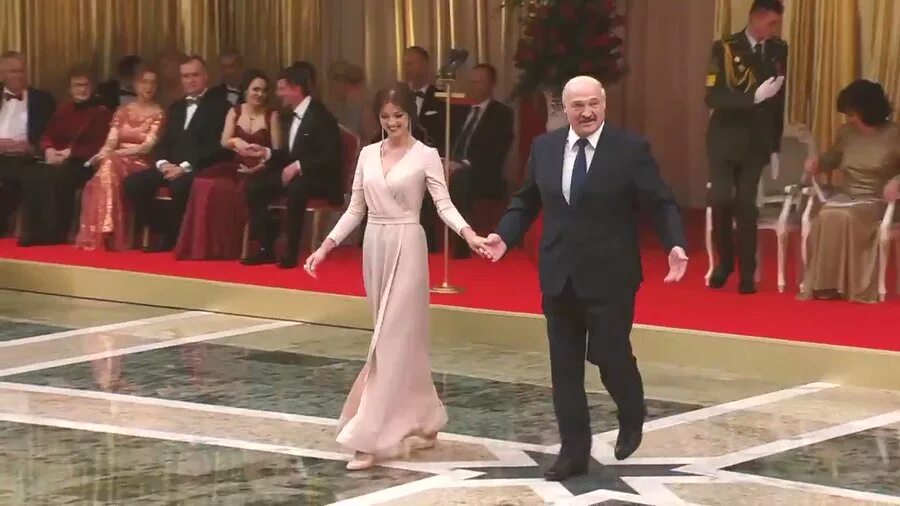 Виктория лукашенко. Мария василевич мисс беларусь и лукашенко. Лукашенко танцует вальс. Под какой вальс танцевал лукашенко. Лукашенко бал.