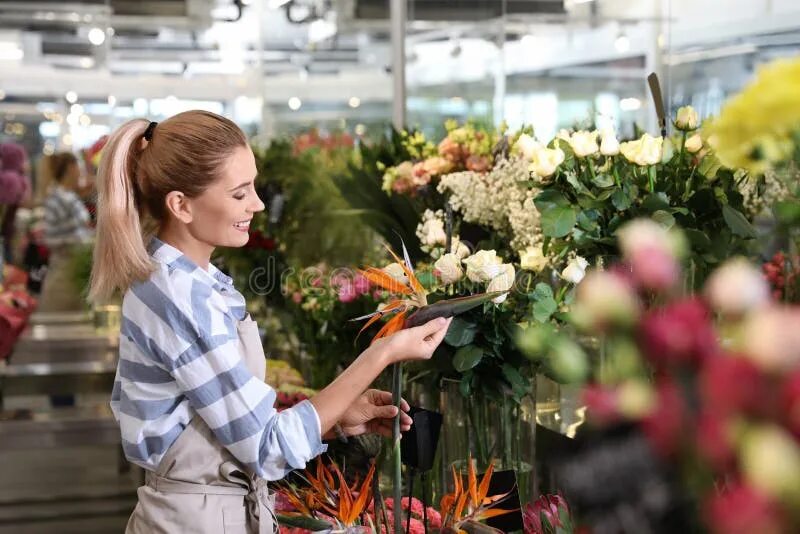 Продавец цветов в магазине. Довольный продавец цветов. одежда для продавцов цветочного магазина. цветочные магазины тобольск продавец с цветами. одежда кто работает в магазине цветов.