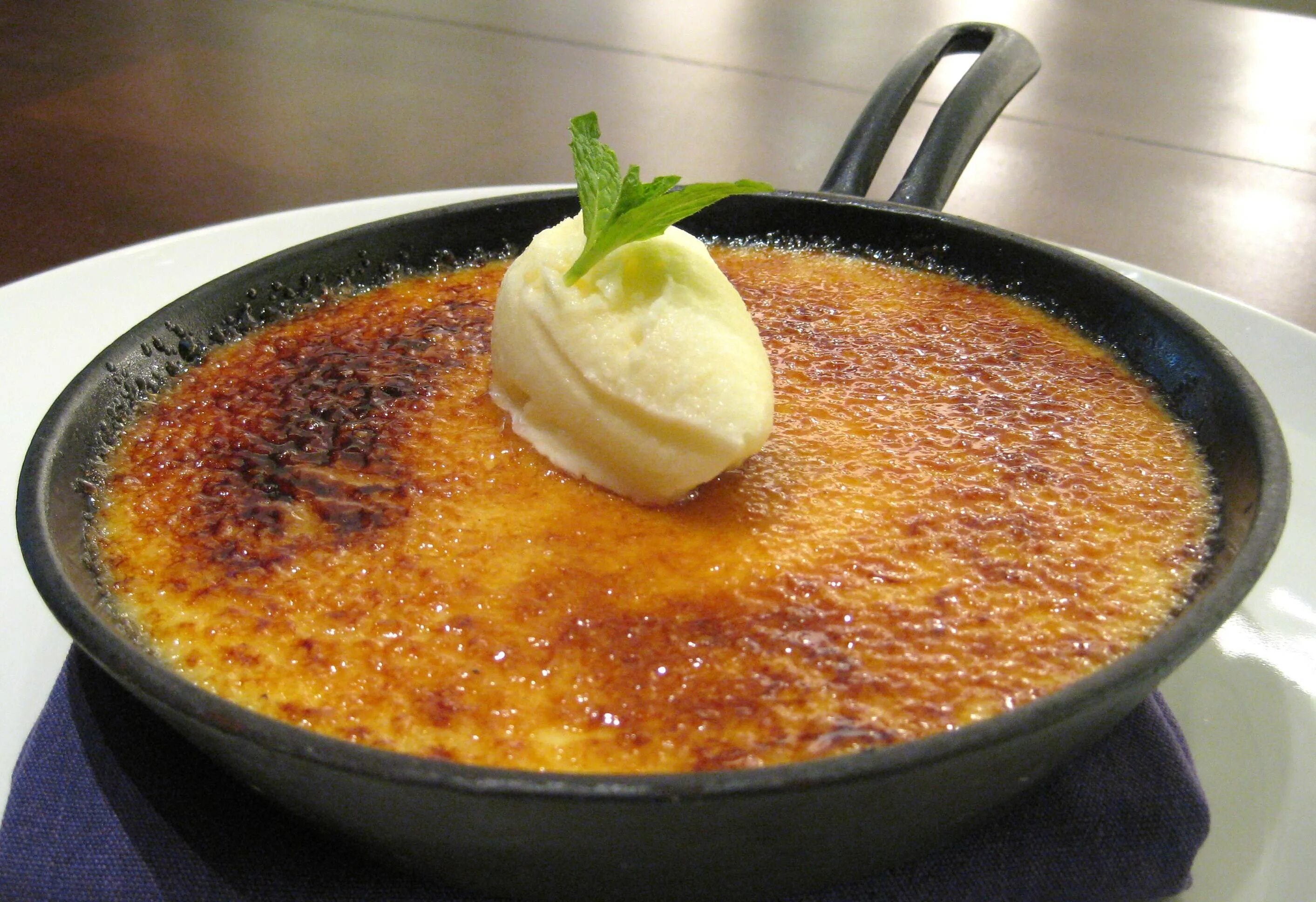 Crema Catalana десерт. Испанский десерт крем Каталана. Крем брюле Каталана. Каталонский крем (crema Catalán). Крем каталана