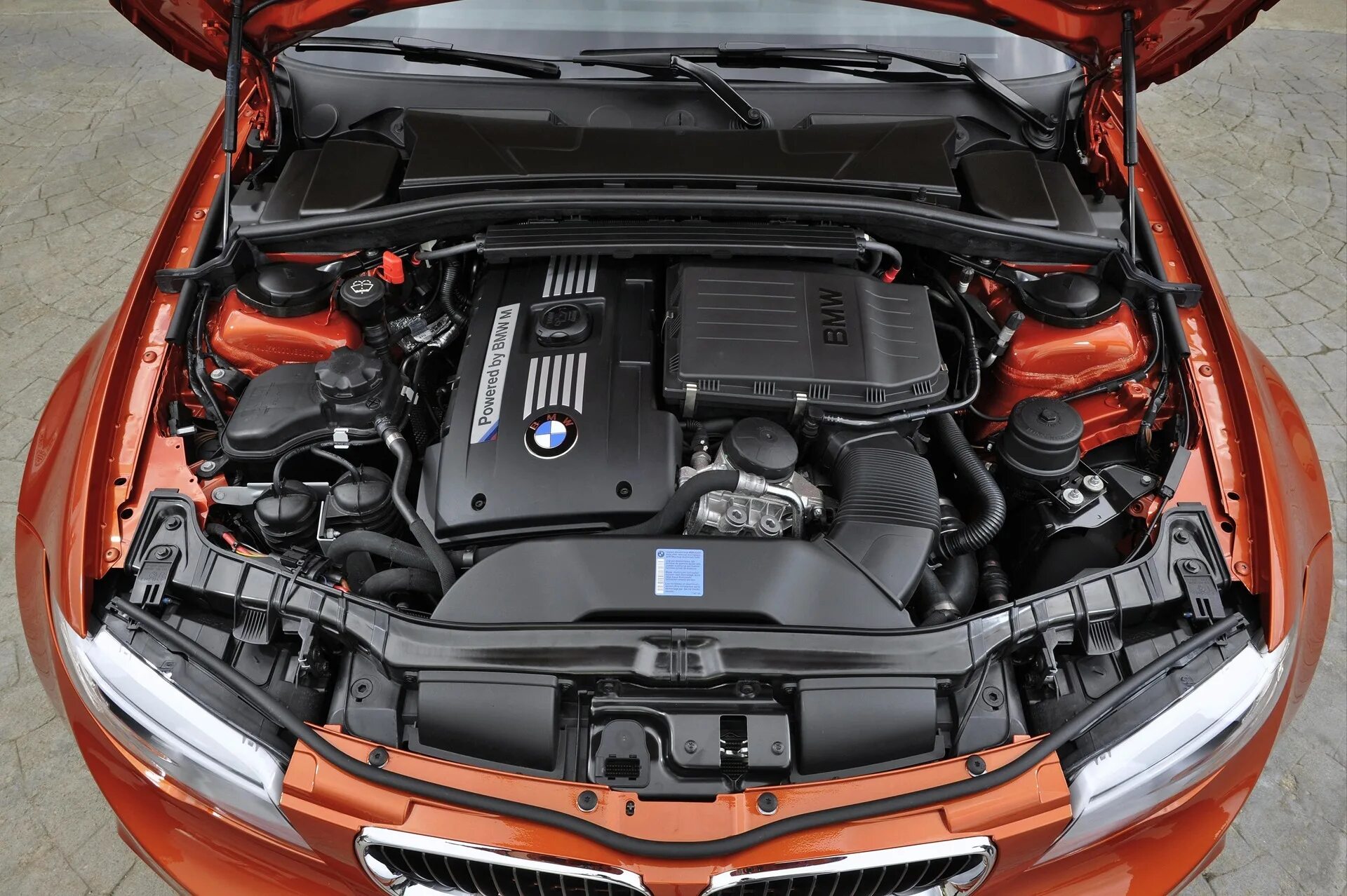 BMW e92 под капотом. BMW e82 моторы. BMW моторный отсек. BMW 2 под капотом. N 54 п