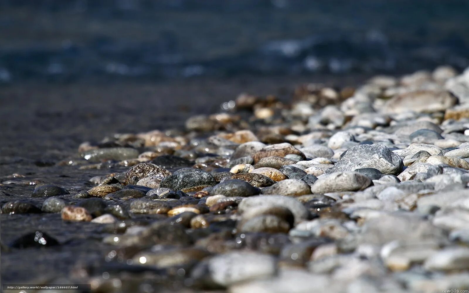 Мокрый камень. Галька в воде. Мокрая галька. Морские камни и вода. Усеянном гальками