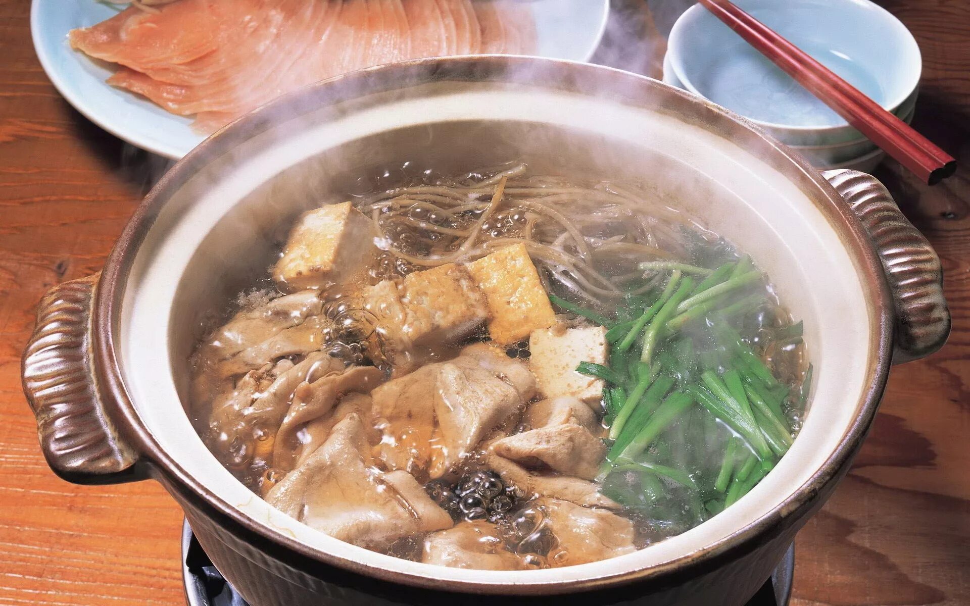 Говяжий бульон как варить. Бульон с мясом. бульон в кастрюле. мясной бульон в кастрюле. вареное мясо в бульоне.