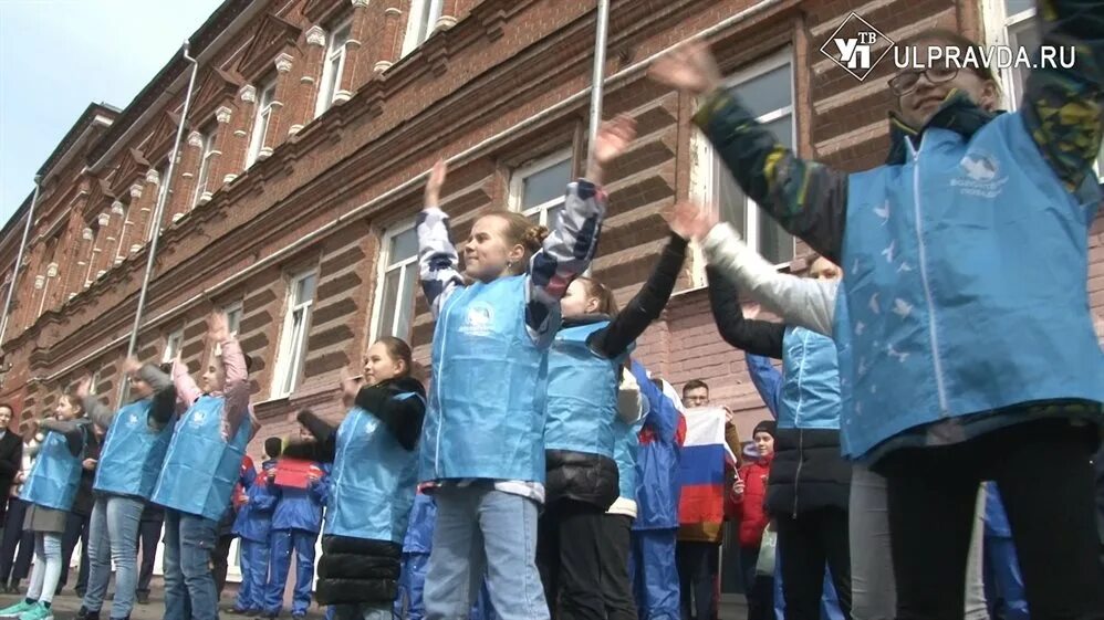 Флешмоб на день космонавтики для детей в школе. Флэшмоб на день космонавтики в школе. Флешмоб космос для детей в школе. Студенты устроили флешмоб день космонавтики. Флешмоб ко дню космонавтики в детском