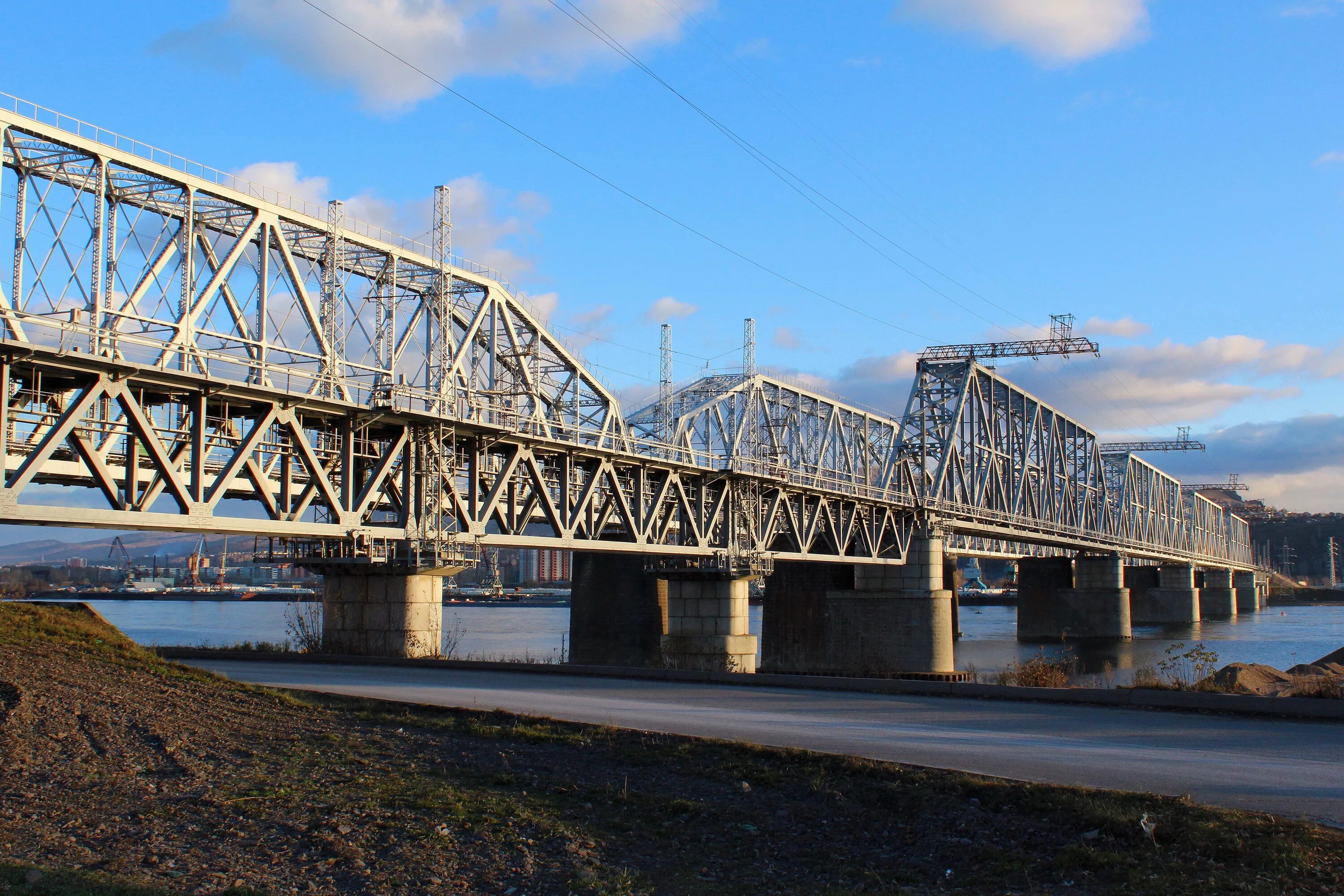 Мост с железной дорогой. Железнодорожный мост Красноярск. Железнодорожный мост Ляпичев. Николаевский, Железнодорожный мост Красноярск. Железнодорожный мост Шухова Сочи.