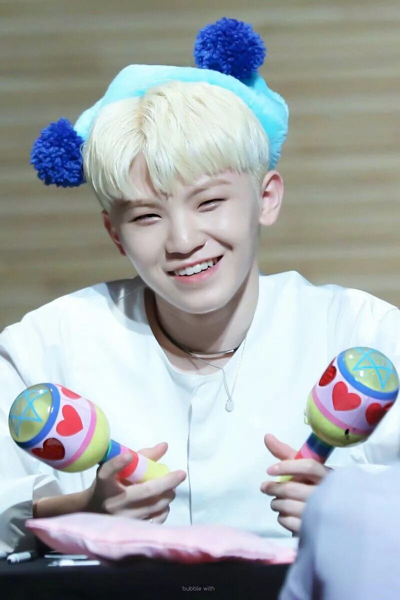 Woozi. Seventeen Уджи. Джихун севентин ли. Красный Джихун севентин. Уджи севентин