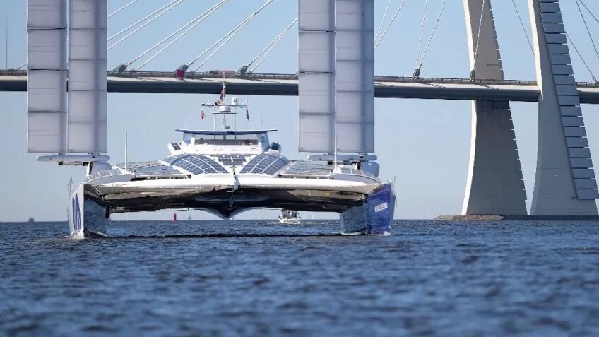 Судно катамаран. Морсвязьавтоматика катамаран. эковольт катамаран. судно energy observer. ecovolt судно.