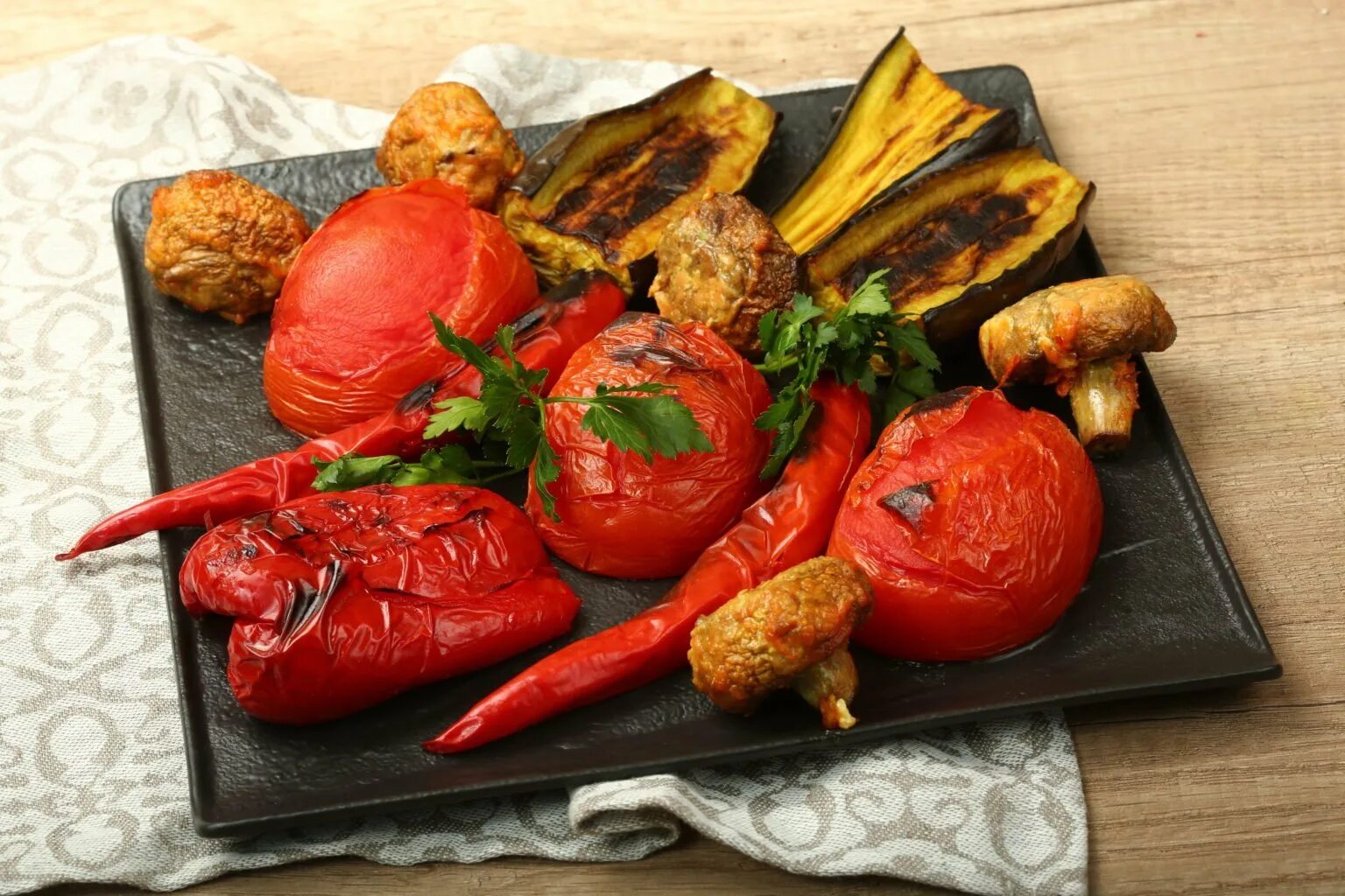 Вкусные овощи на мангале. Баклажаны и перец на мангале. Баклажаны черри на мангале. Овощи гриль. Печеные овощи на мангале.