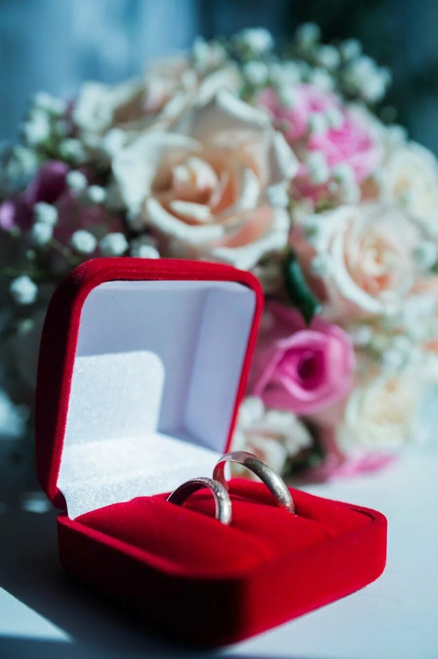 Получить кольцо в подарок. Кольцо в коробочке. Свадебные кольца в коробочке. Обручальное кольцо в коробочке. Красивая коробочка для кольца.