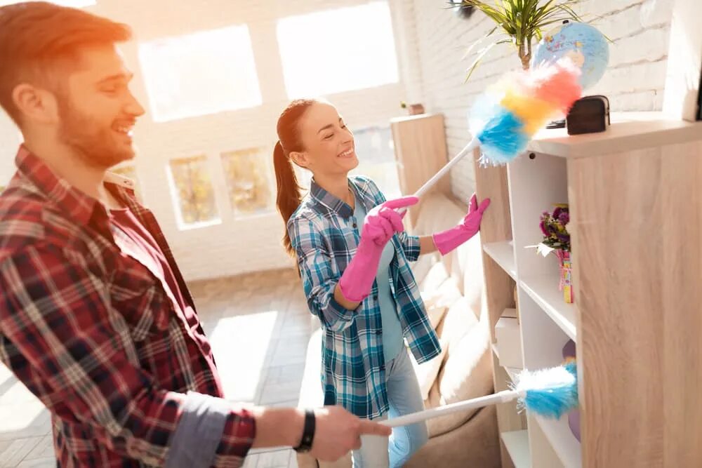 Clean the dust. Уборка в доме. Уборка пыли. Прибранная комната. Мужчина протирает пыль.