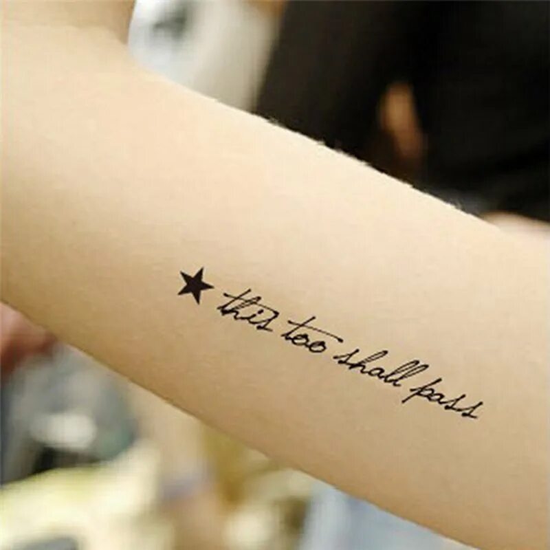 татуировка все проходит и это пройдет. все проходит на латыни тату. тату надпись на руке. татуировки надписи на латыни. тату каждому свое на латыни.