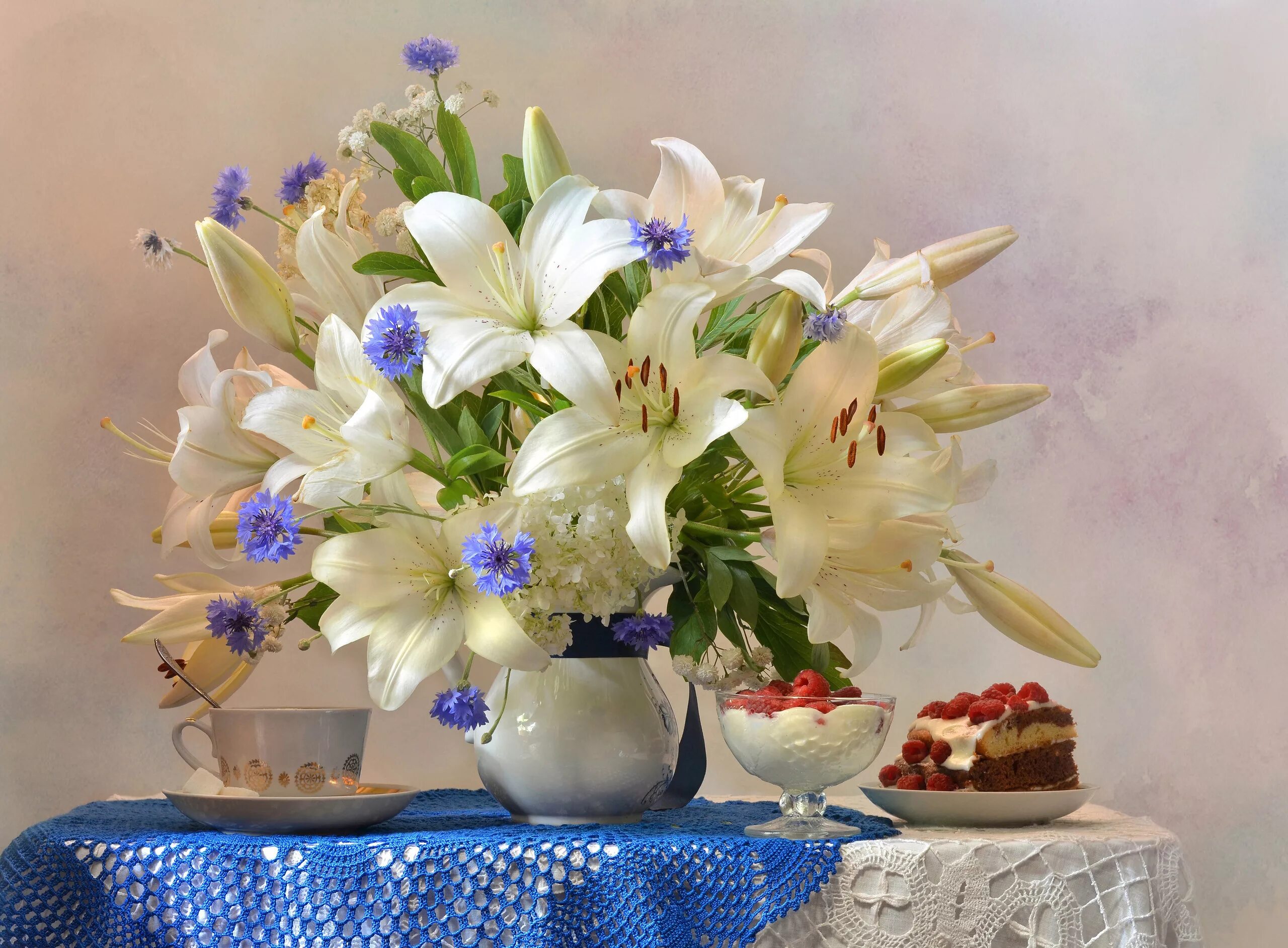 Красивое поздравление с днем рождения лилии. Букет "лилии". Красивый букет лилий. Букет в вазе. Нежный букет цветов.