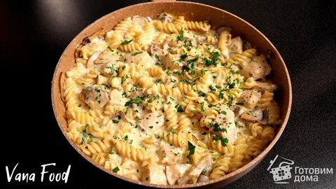Макароны с курицей на сковороде