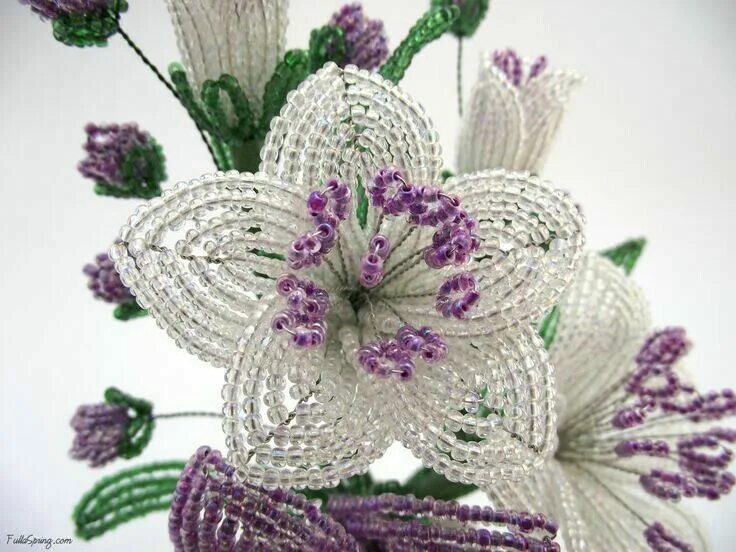 Цветы из бисера техника. Цветочные композиции из бисера. Композиции цветов из бисера. Плетение бисером цветы.