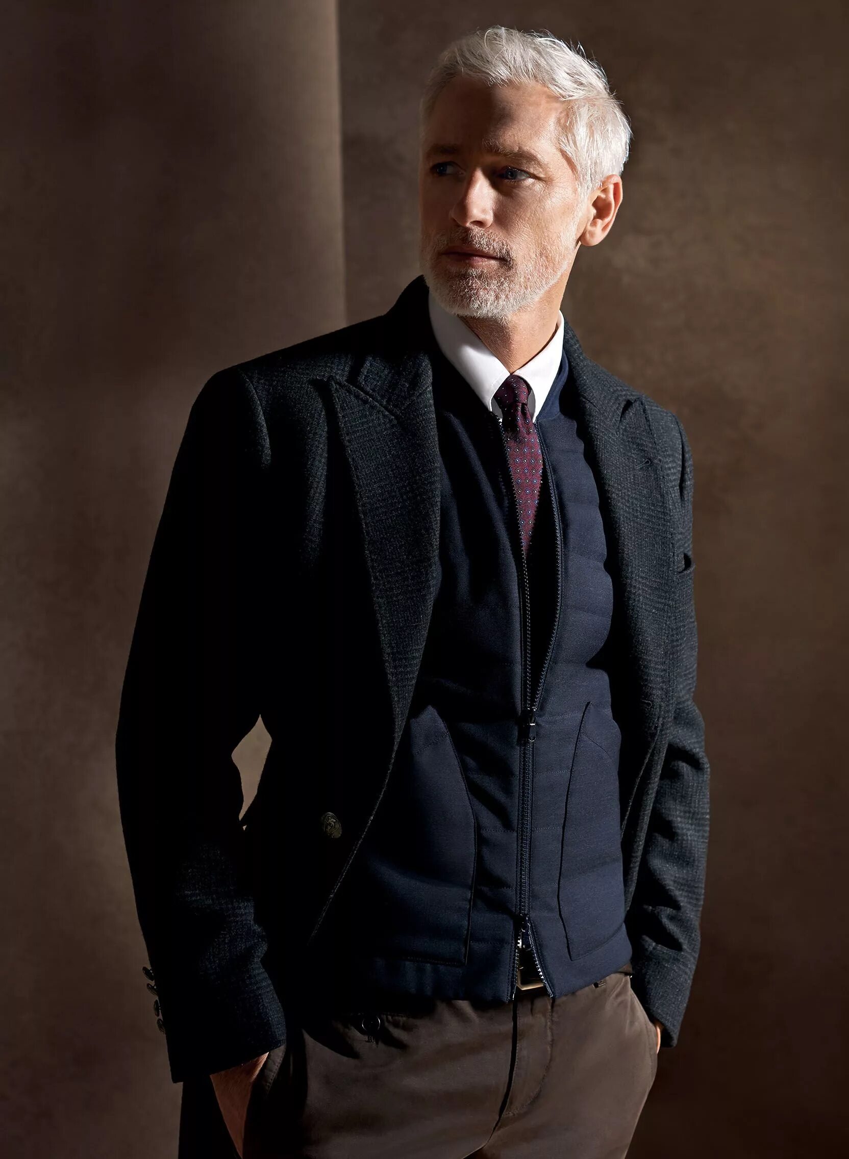 Солидный старый. Седой актёр лет 70ти. Стильные пожилые мужчины. Александро манфредини возраст. Мужчина солидный в возрасте со светлыми волосы.