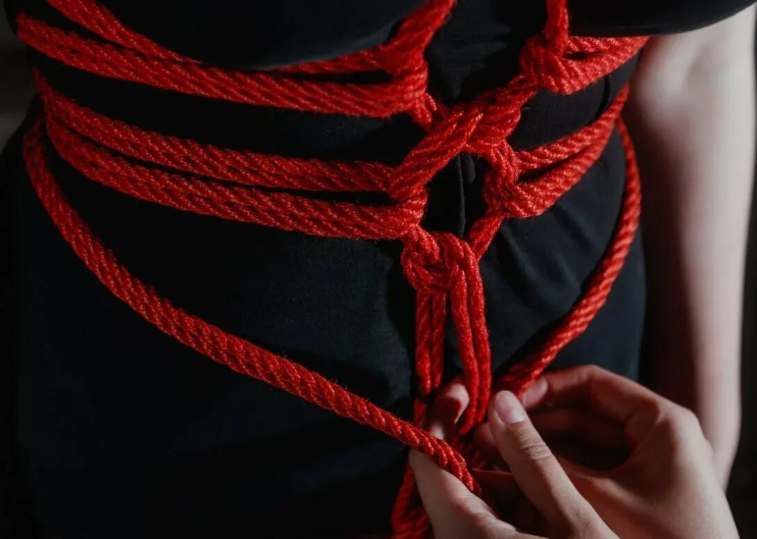 Связанные веревкой. Shibari kinbaku. Шибари кинбаку. Веревка для связывания. Веревка для связывания.