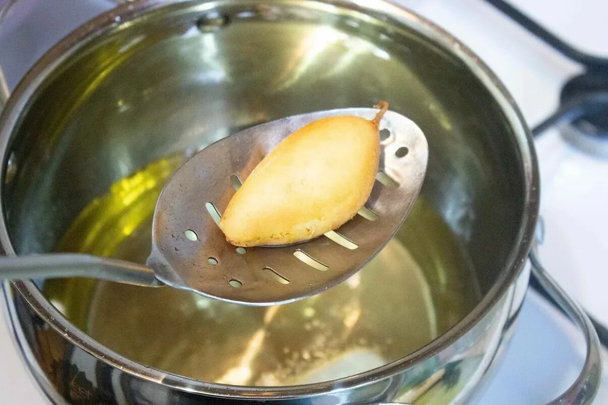Банан в кастрюле. Тесто в кипящем масле. Тесто и банан в миске. Кипящее масло и вода.