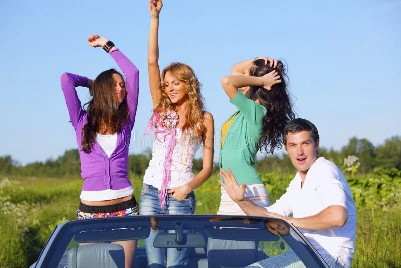 Где машины танцуют. Танцы в машине. Машина танцует. Люди в машине танцуют. Человек в машине с открытым верхом.