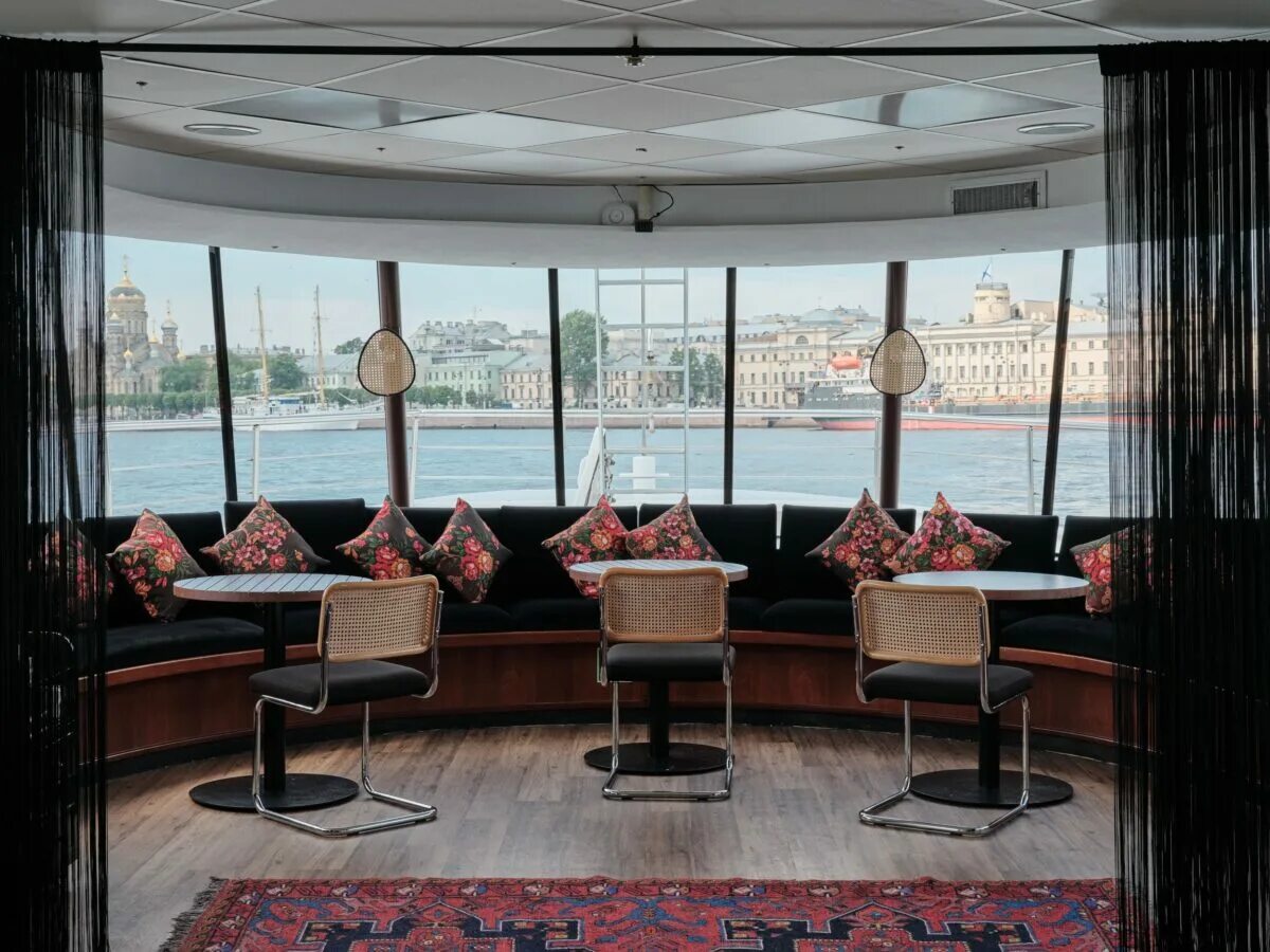 Кузня хаус корабль круиз. Cruise by kuznyahouse ресторан спб. Круиз бай кузня. Плюс дача спб. Кузня хаус круиз.