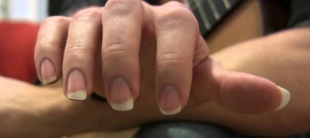 Ногти на больших пальцев мужчин. Ногти гитариста. Форма ногтей гитариста. Маникюр гитариста мужской. Ногти гитаристки маникюр.