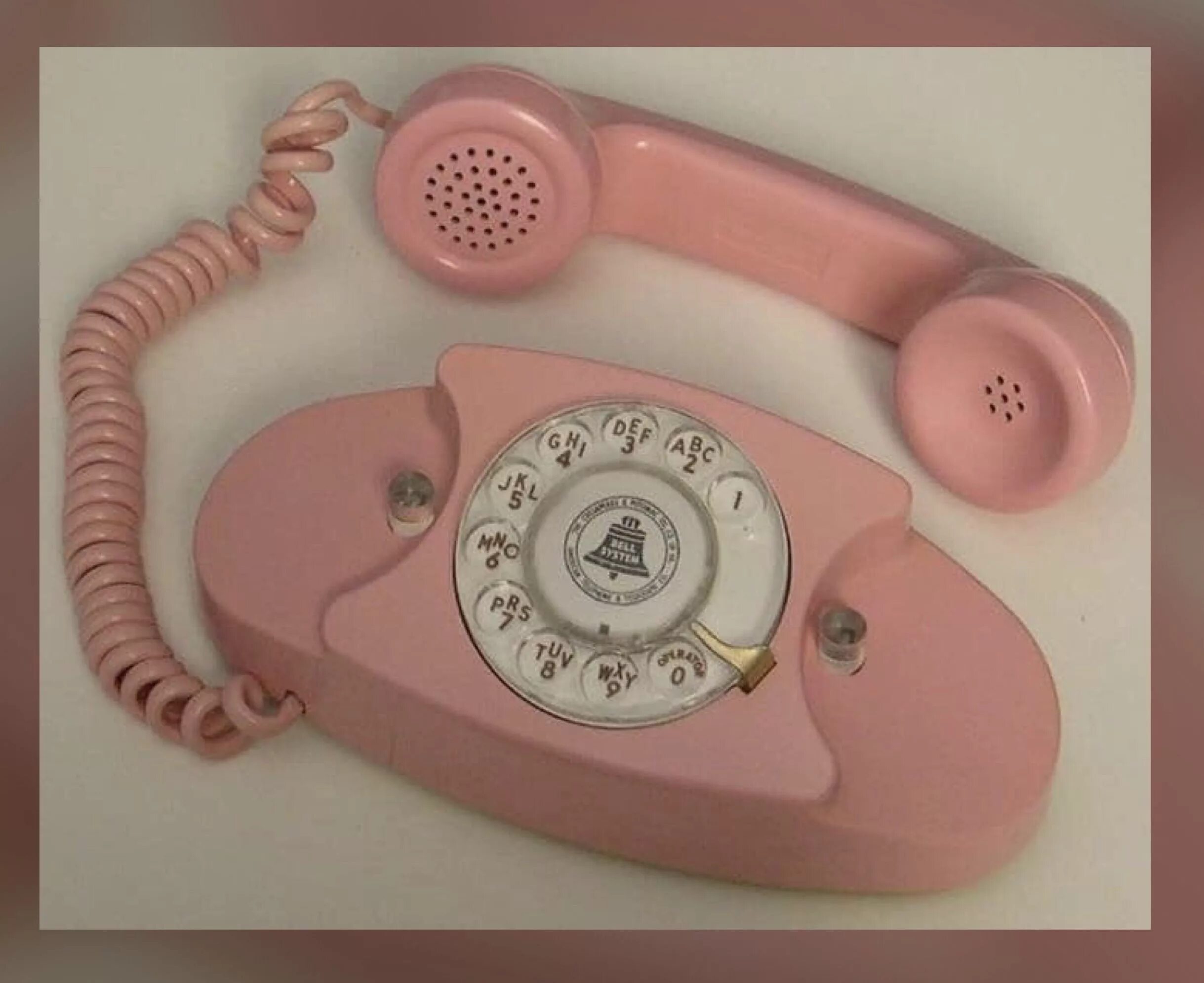 Розовый телефон фото. Розовый телефон. Домашний телефон розовый. Розовый мобильник. Телефон проводной розовый.