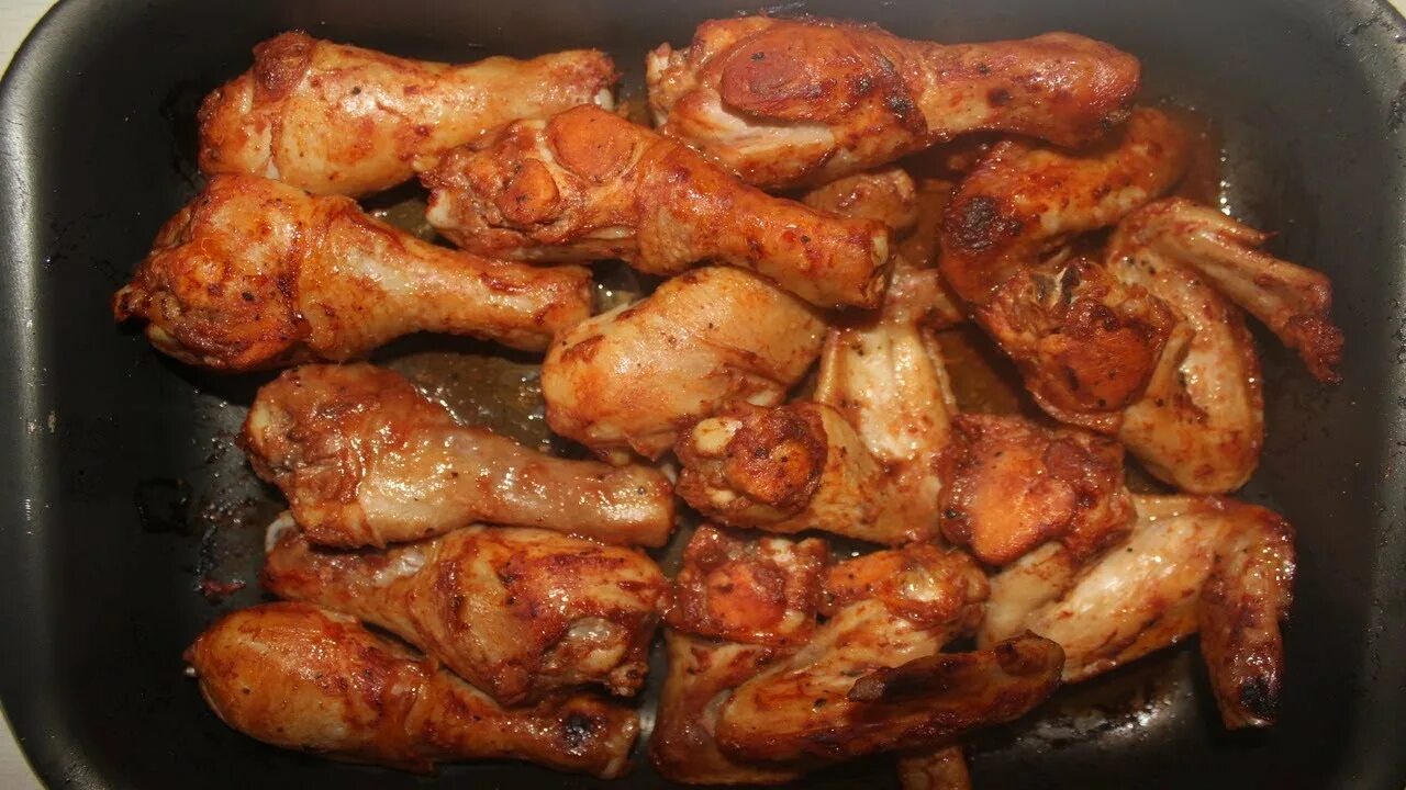 Золотистая курица на сковороде. Куриные спинки. Жареная спинка курицы. Блюда из спинок курицы. Куриные спинки в духовке.